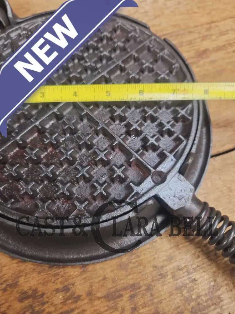 Early 1900βs Stover No. 8 Waffle Iron with Low Base. Gorgeous design and balanced well. Ready to make crispy waffles!