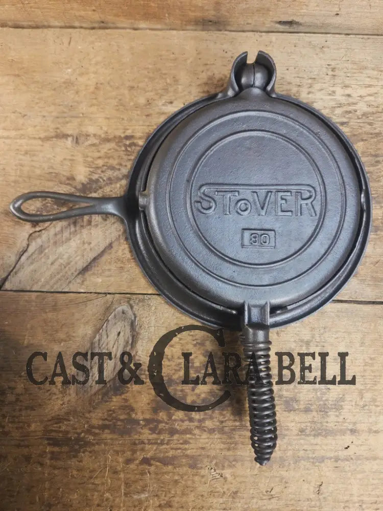 Early 1900βs Stover No. 8 Waffle Iron with Low Base. Gorgeous design and balanced well. Ready to make crispy waffles!