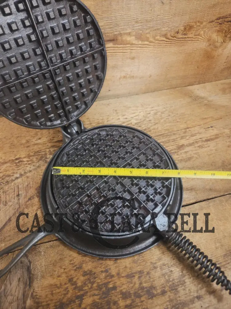 Early 1900βs Stover No. 8 Waffle Iron with Low Base. Gorgeous design and balanced well. Ready to make crispy waffles!
