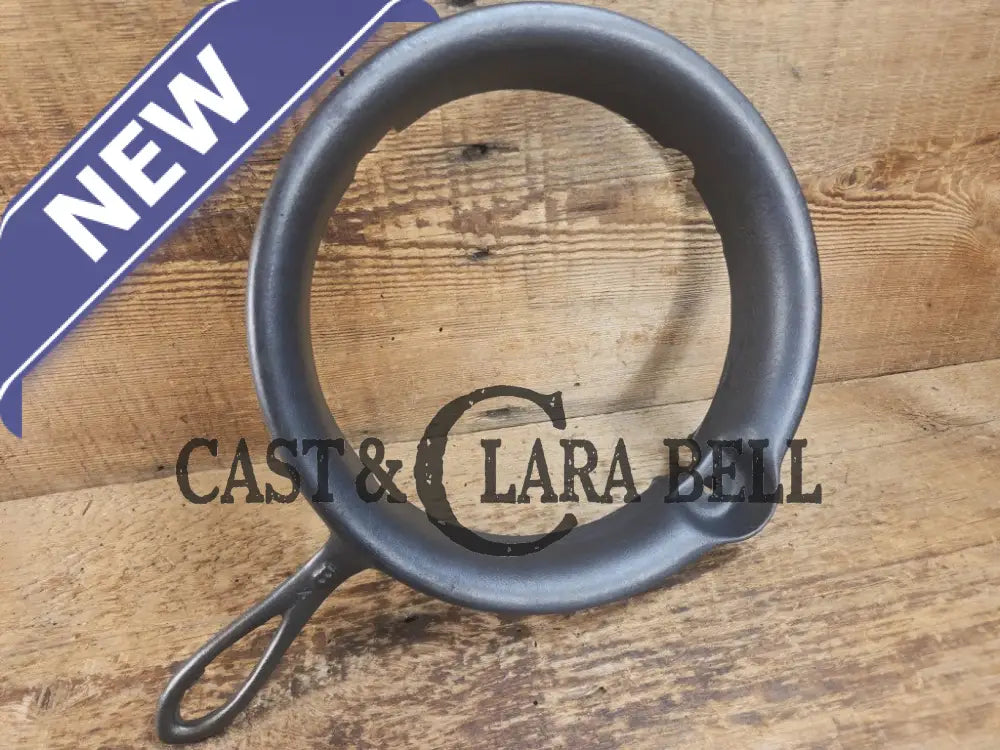 Early 1900βs Stover No. 8 Waffle Iron with Low Base. Gorgeous design and balanced well. Ready to make crispy waffles!