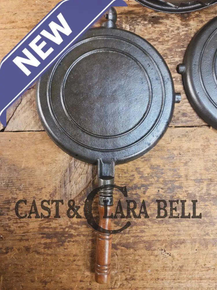 Early 1900βs Stover No. 8 Waffle Iron with Low Base. Gorgeous design and balanced well. Ready to make crispy waffles