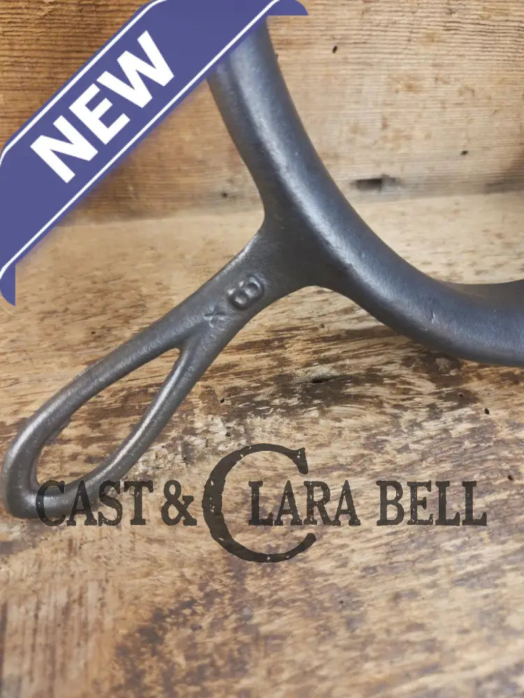 Early 1900βs Stover No. 8 Waffle Iron with Low Base. Gorgeous design and balanced well. Ready to make crispy waffles!