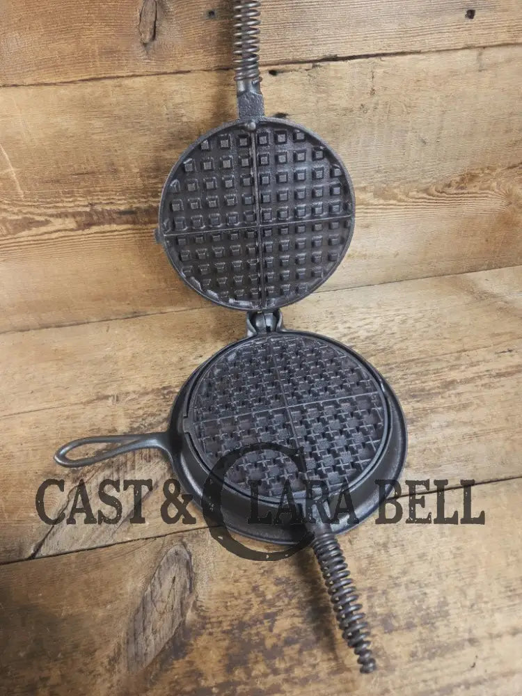 Early 1900βs Stover No. 8 Waffle Iron with Low Base. Gorgeous design and balanced well. Ready to make crispy waffles!