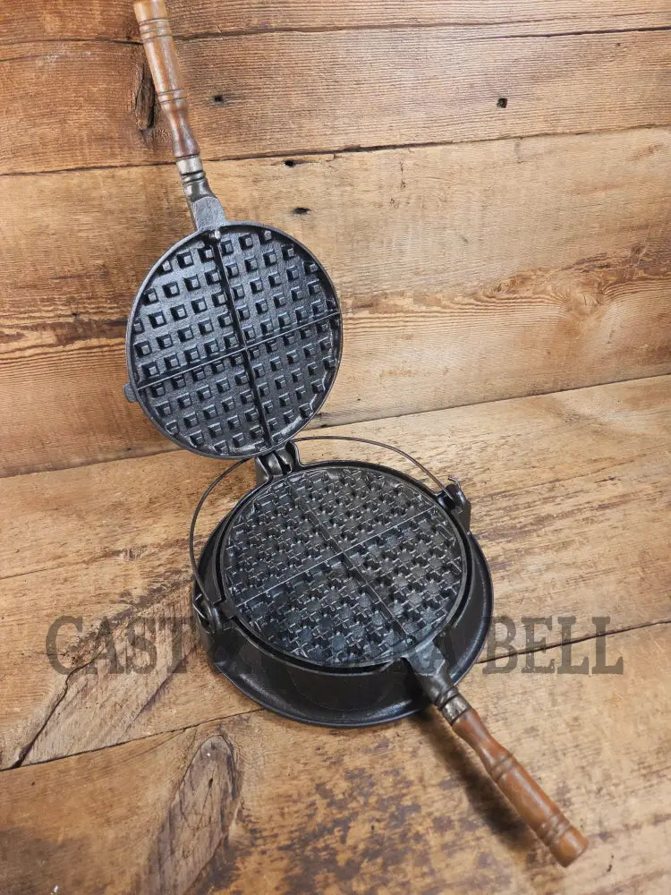 Early 1900βs Stover No. 8 Waffle Iron with Low Base. Gorgeous design and balanced well. Ready to make crispy waffles