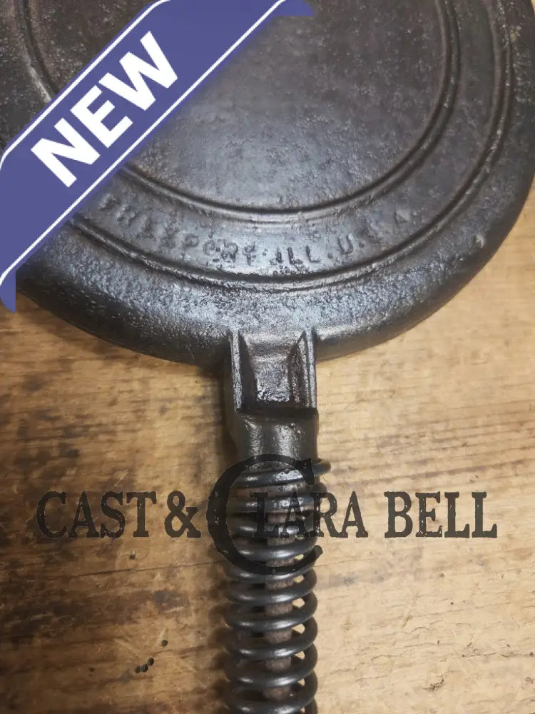 Early 1900βs Stover No. 8 Waffle Iron with Low Base. Gorgeous design and balanced well. Ready to make crispy waffles!