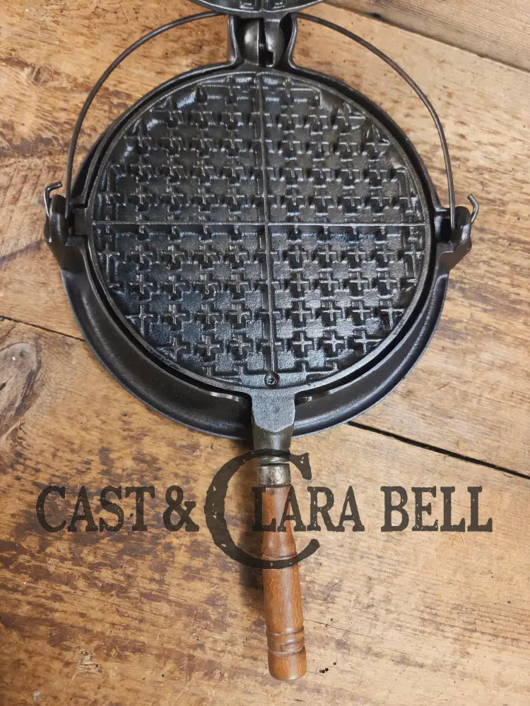 Early 1900βs Stover No. 8 Waffle Iron with Low Base. Gorgeous design and balanced well. Ready to make crispy waffles