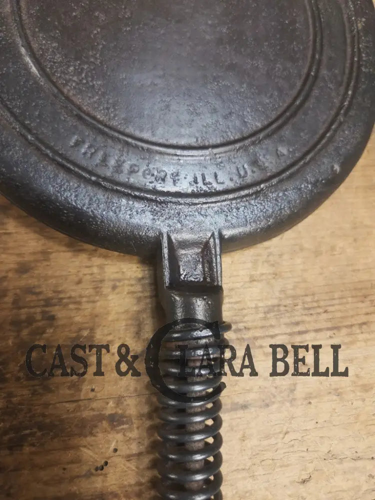 Early 1900βs Stover No. 8 Waffle Iron with Low Base. Gorgeous design and balanced well. Ready to make crispy waffles!