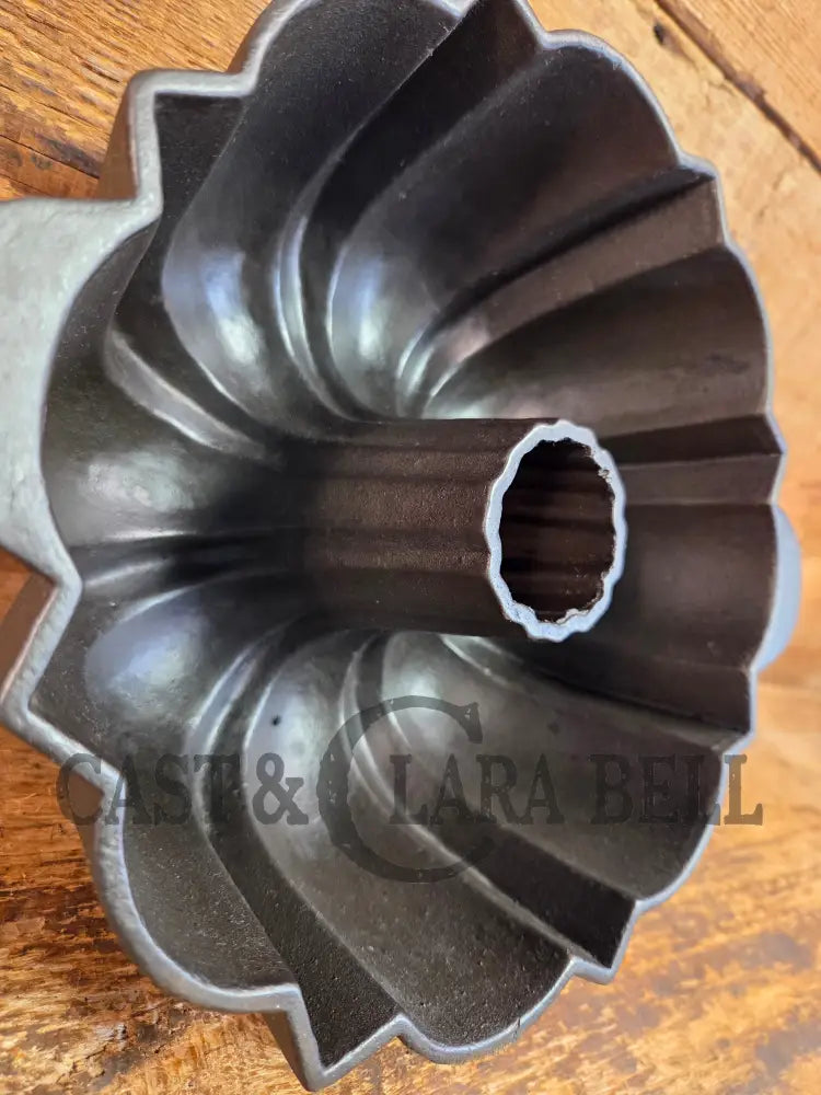 Early 1900’s Wagner ’B’ Bundt style pan. American history bakeware! - Bakeware