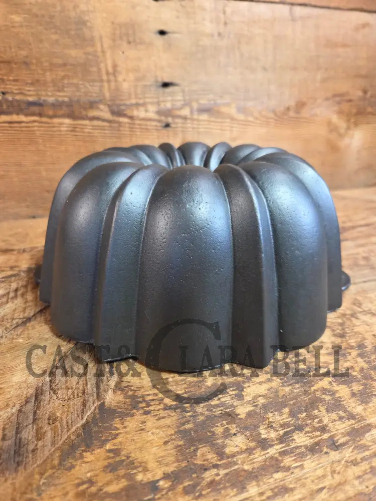 Early 1900’s Wagner ’B’ Bundt style pan. American history bakeware! - Bakeware