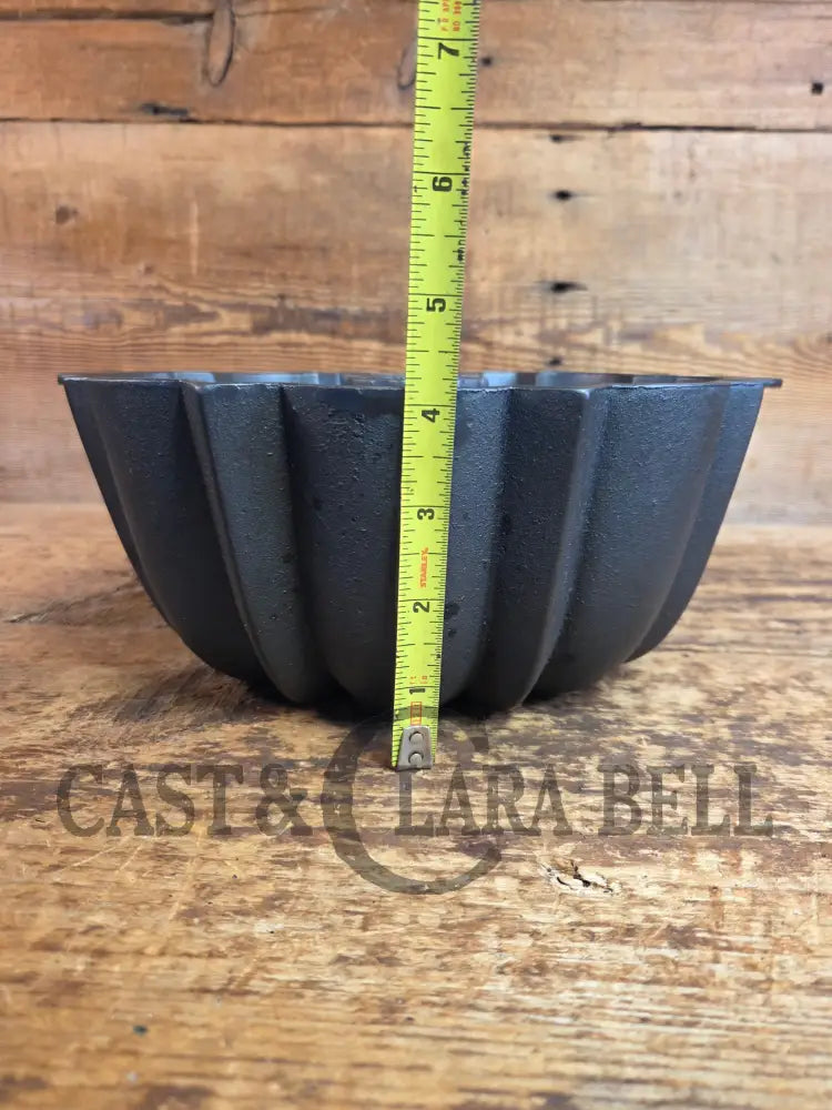 Early 1900’s Wagner ’B’ Bundt style pan. American history bakeware! - Bakeware
