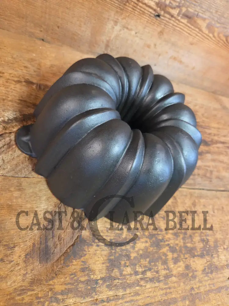 Early 1900’s Wagner ’B’ Bundt style pan. American history bakeware! - Bakeware