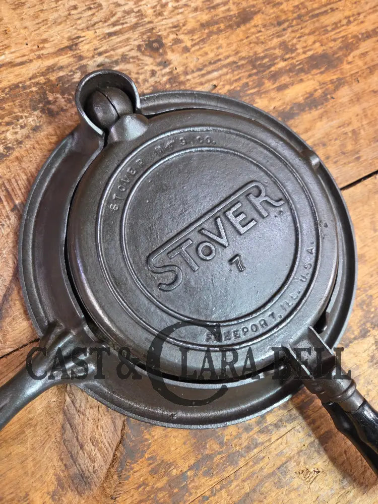 Early HTF 1900βs Stover No. 7 Waffle Iron with Low Base. Gorgeous design and balanced well. Ready to make crispy