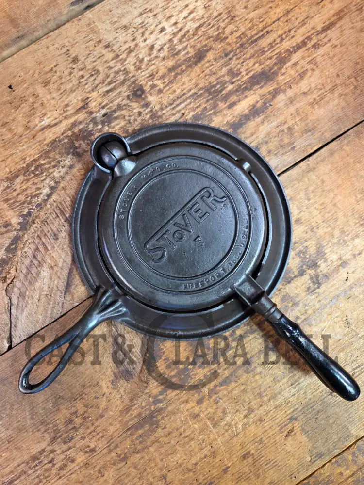 Early HTF 1900’s Stover No. 7 Waffle Iron with Low Base. Gorgeous design and balanced well. Ready to make crispy