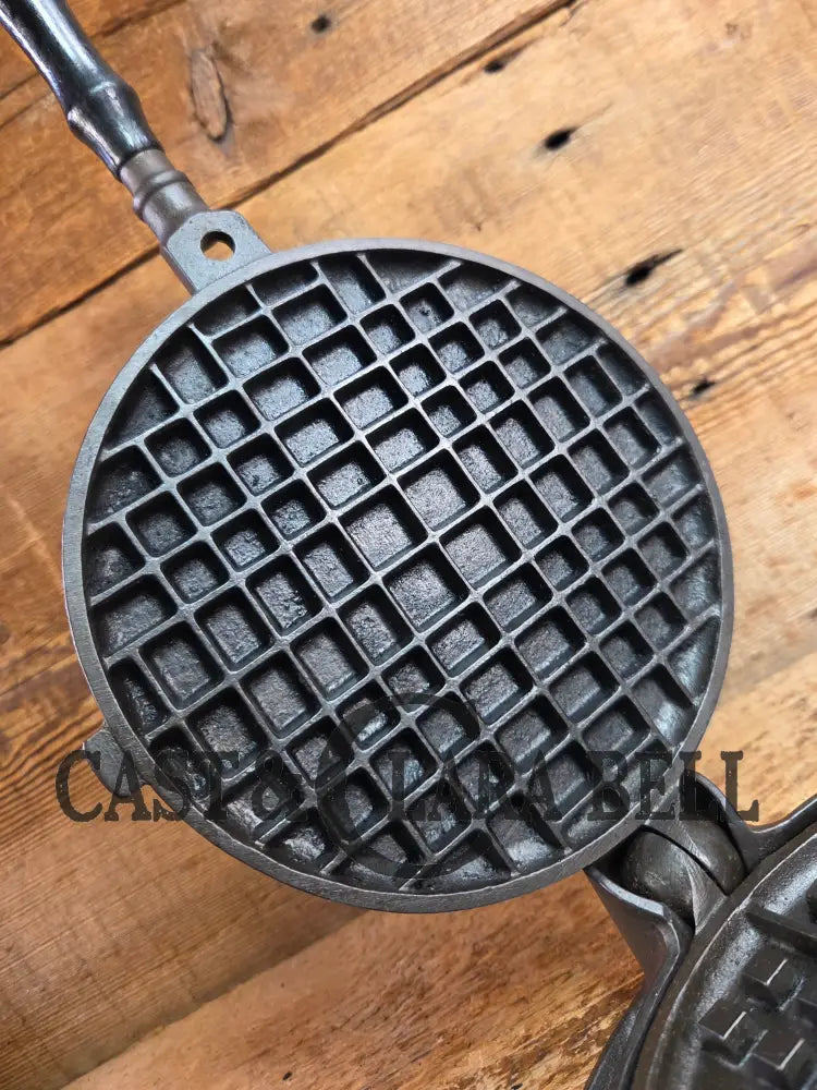 Early HTF 1900βs Stover No. 7 Waffle Iron with Low Base. Gorgeous design and balanced well. Ready to make crispy