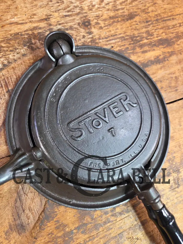 Early HTF 1900βs Stover No. 7 Waffle Iron with Low Base. Gorgeous design and balanced well. Ready to make crispy