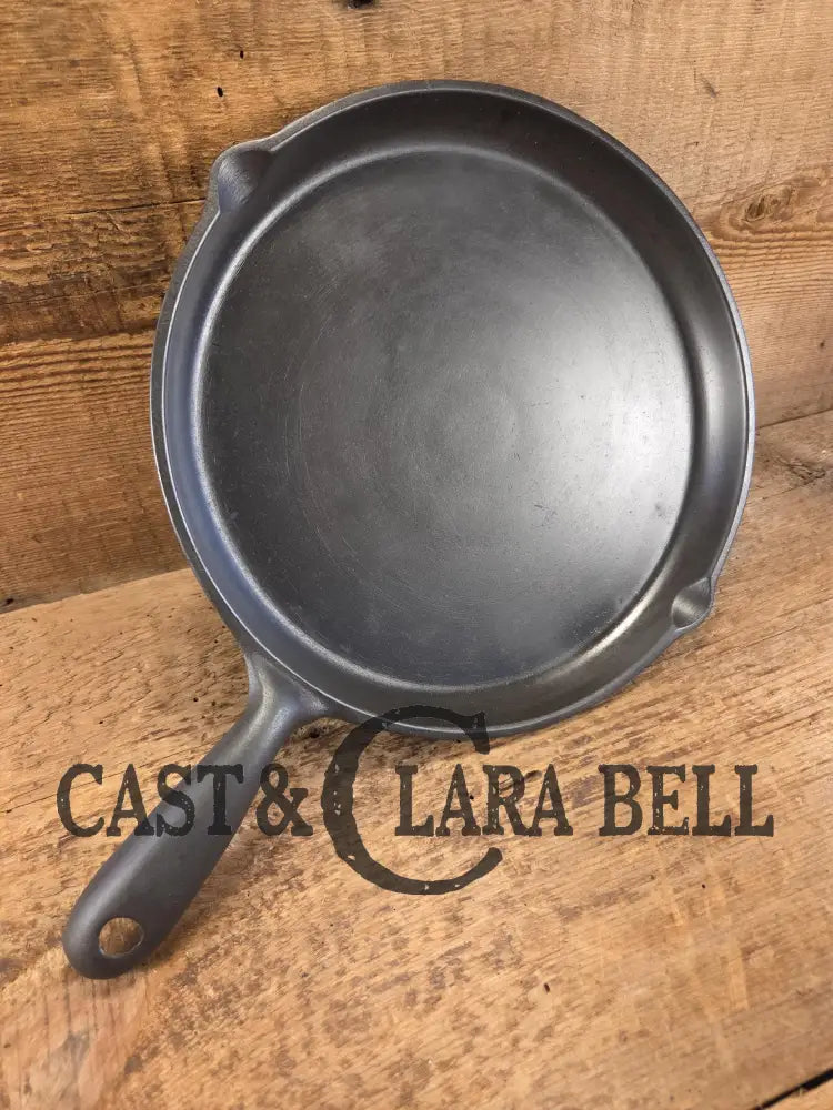 Elegant and hard to source! 1920-30’s WagnerWare #8 Shallow Skillet 1098. Great gift idea! Restored and Ready to Use!