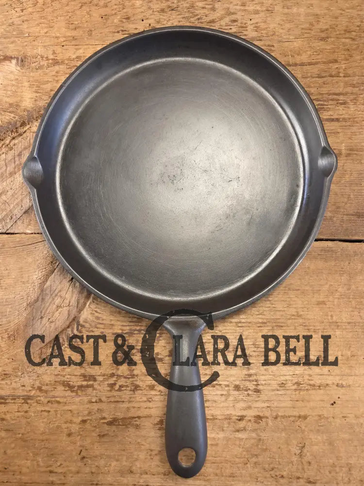 Elegant and hard to source! 1920-30’s WagnerWare #8 Shallow Skillet 1098. Great gift idea! Restored and Ready to Use!