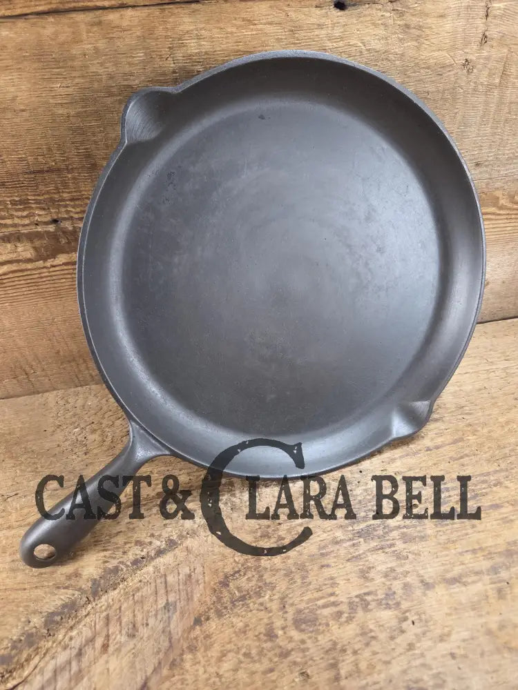 Elegant and hard to source! 1920-30’s WagnerWare #9 Shallow Skillet 1099. Great gift idea! Restored and Ready to Use!