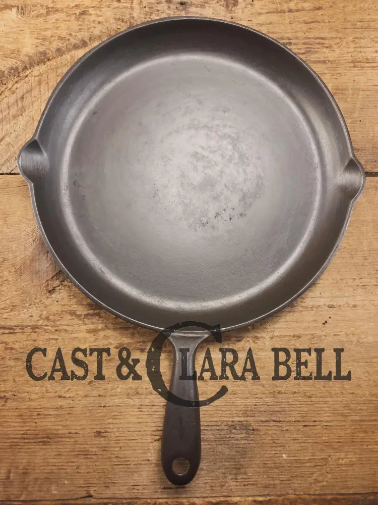 Elegant and hard to source! 1920-30’s WagnerWare #8 Shallow Skillet 1099. Great gift idea! Restored and Ready to Use!