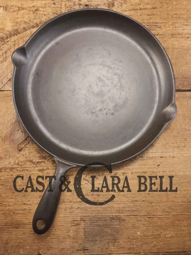 Elegant and hard to source! 1920-30’s WagnerWare #8 Shallow Skillet 1099. Great gift idea! Restored and Ready to Use!