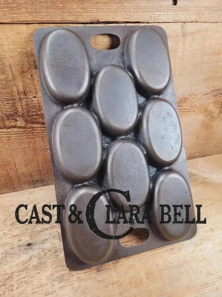 Gorgeous. 1900’s Bridge Beach & Company #2 oval style gem pan. perfect for oval shaped desserts biscuits and cornbread.
