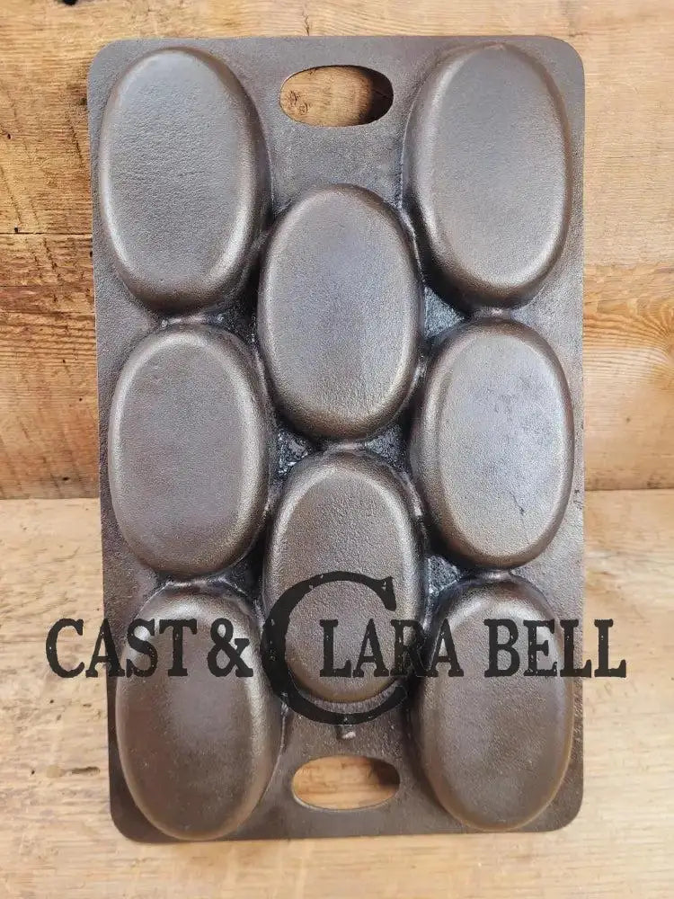 Gorgeous. 1900βs Bridge Beach & Company #2 oval style gem pan. perfect for oval shaped desserts biscuits and cornbread.