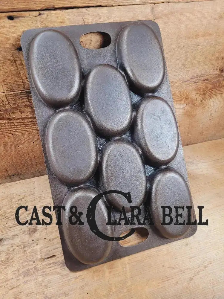Gorgeous. 1900’s Bridge Beach & Company #2 oval style gem pan. perfect for oval shaped desserts biscuits and cornbread.