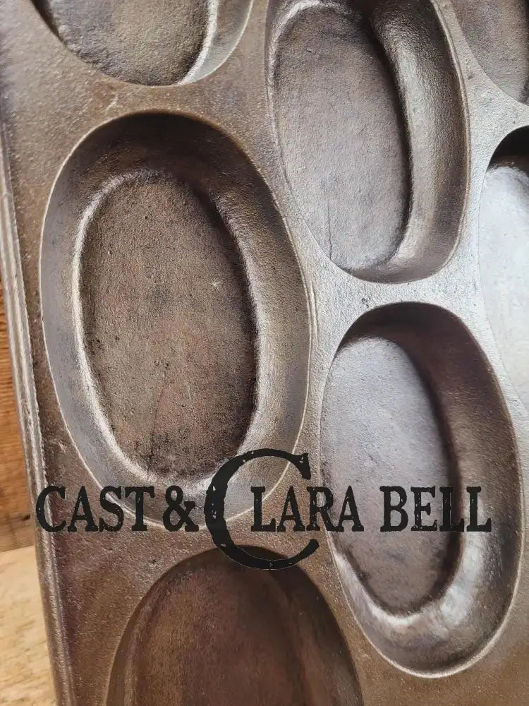 Gorgeous. 1900’s Bridge Beach & Company #2 oval style gem pan. perfect for oval shaped desserts biscuits and cornbread.