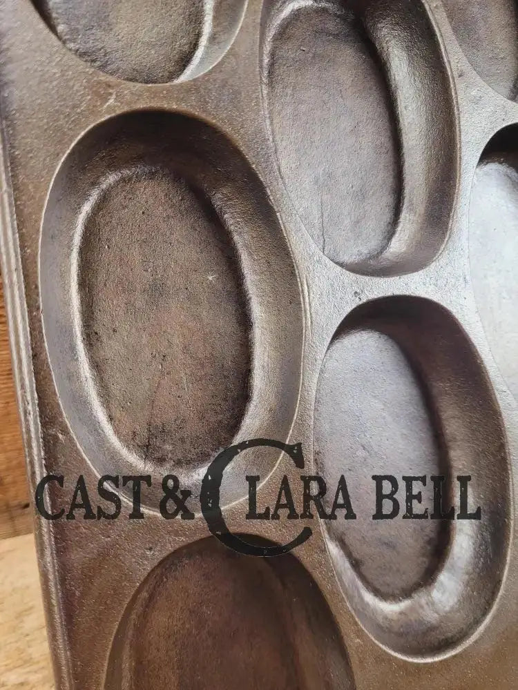 Gorgeous. 1900βs Bridge Beach & Company #2 oval style gem pan. perfect for oval shaped desserts biscuits and cornbread.