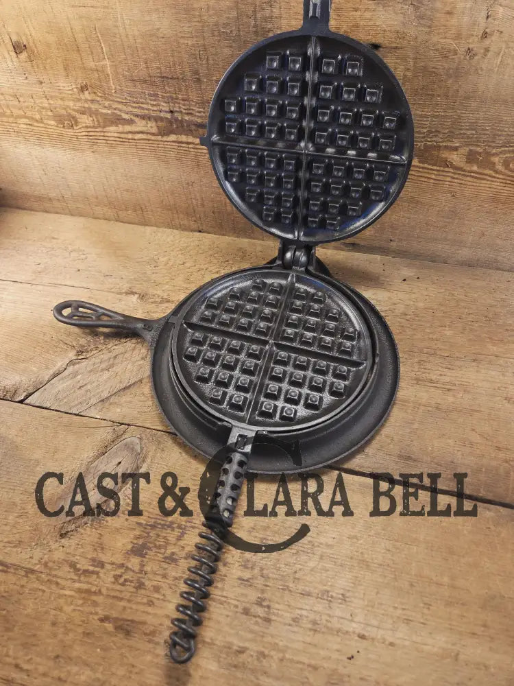 GORGEOUS! 1920โs Griswold #8 Waffle Iron 885/886 with Matching Low Base 975. Ready to make crispy waffles! Waffle Iron
