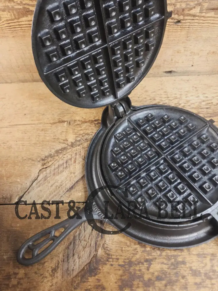 GORGEOUS! 1920’s Griswold #8 Waffle Iron 885/886 with Raised letter Low Base 975 and wood handles. Ready to make crispy