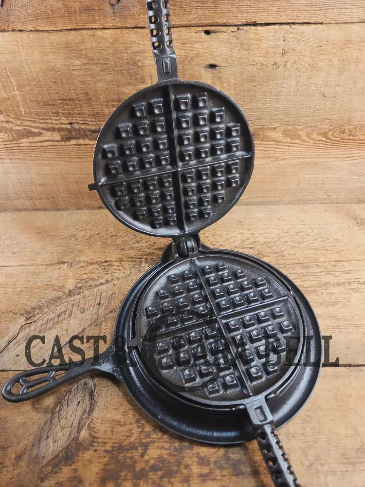 GORGEOUS! 1920βs Griswold #8 Waffle Iron 885/886 with Raised letter Low Base 975. Ready to make crispy waffles! Waffle