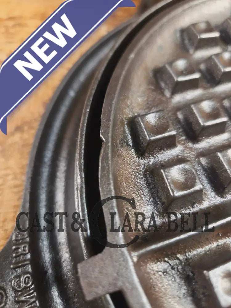 GORGEOUS! 1920’s Griswold #8 Waffle Iron 885/886 with Raised letter Low Base 975. Ready to make crispy waffles! Waffle