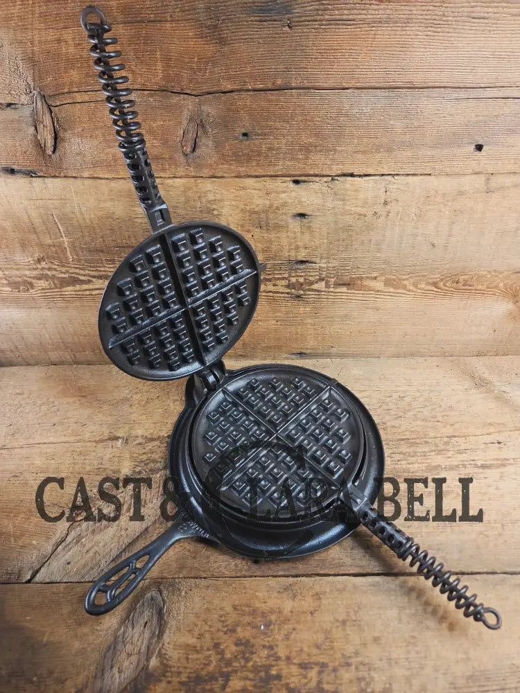 GORGEOUS! 1920βs Griswold #8 Waffle Iron 885/886 with Raised letter Low Base 975. Ready to make crispy waffles! Waffle
