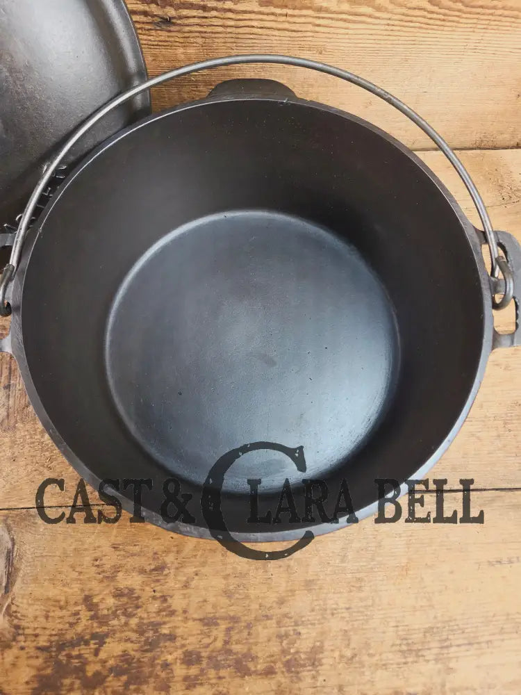 Gorgeous. 1920’s Wagner #8 1268 Dutch Oven round roaster with Fully Marked and Raised Letter Drip Drop Baster Lid!