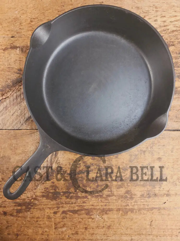 Gorgeous. 1940’s Era Griswold #7 Cast Iron Skillet with Small Block Logo 701 E Skillet