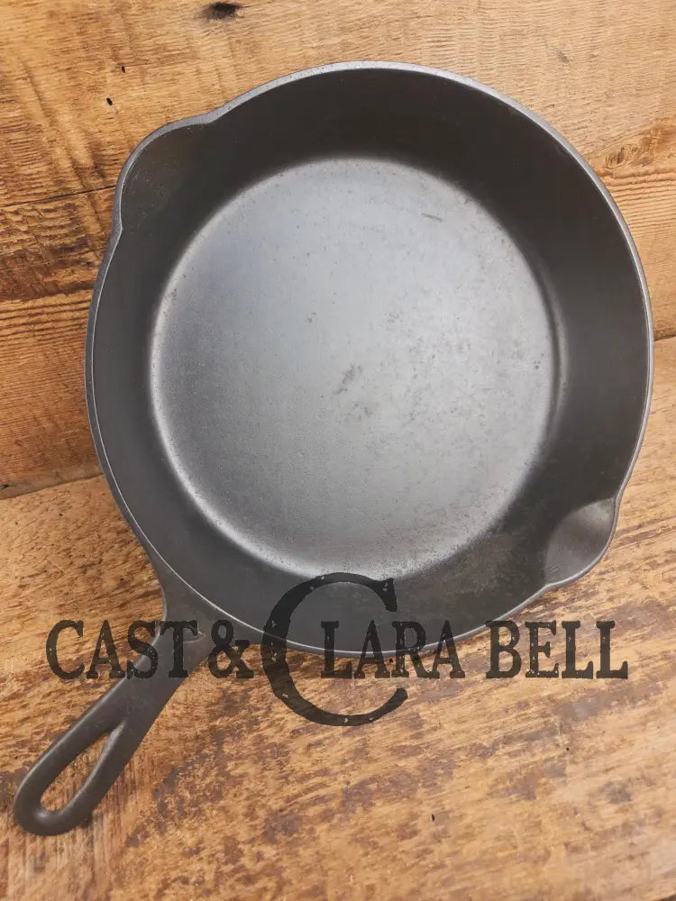 Gorgeous. 1940βs Era Griswold #7 Cast Iron Skillet with Small Block Logo 701 E Skillet