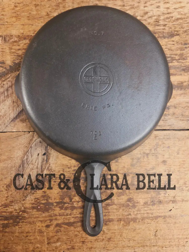 Gorgeous. 1940βs Era Griswold #7 Cast Iron Skillet with Small Block Logo 701 E Skillet