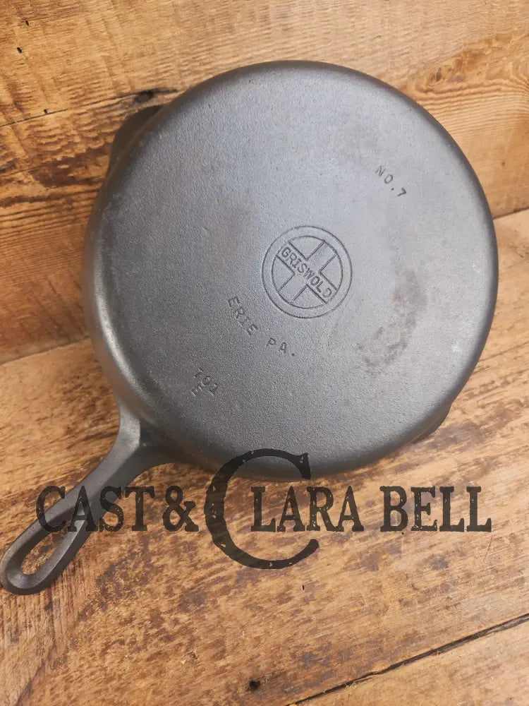 Gorgeous. 1940βs Era Griswold #7 Cast Iron Skillet with Small Block Logo 701 E Skillet