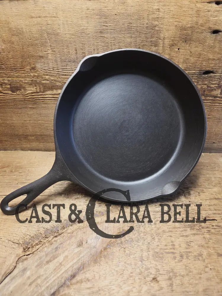Gorgeous 1940’s Lodge #6 Skillet with 3-Notch Heat Ring. Perfect for the whole family perfect for saute and sides
