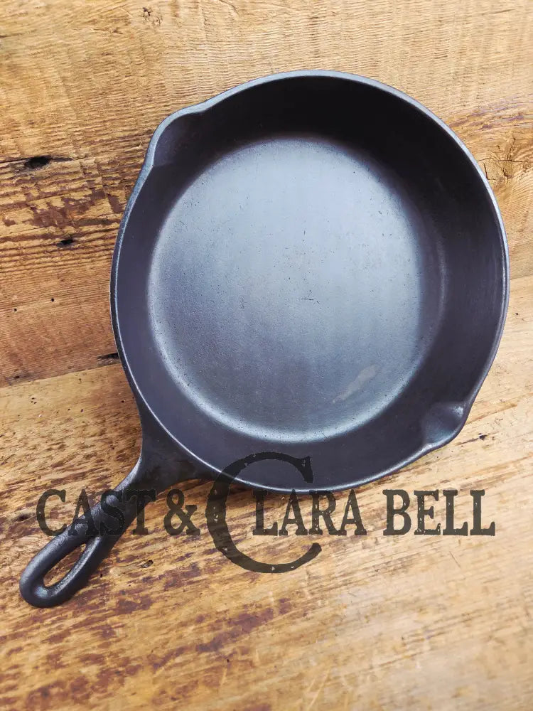 Gorgeous 1940’s Lodge #6 Skillet with 3-Notch Heat Ring. Perfect for the whole family perfect for sauté and sides