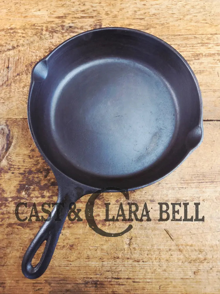 Gorgeous 1940’s Lodge #6 Skillet with 3-Notch Heat Ring. Perfect for the whole family perfect for sauté and sides