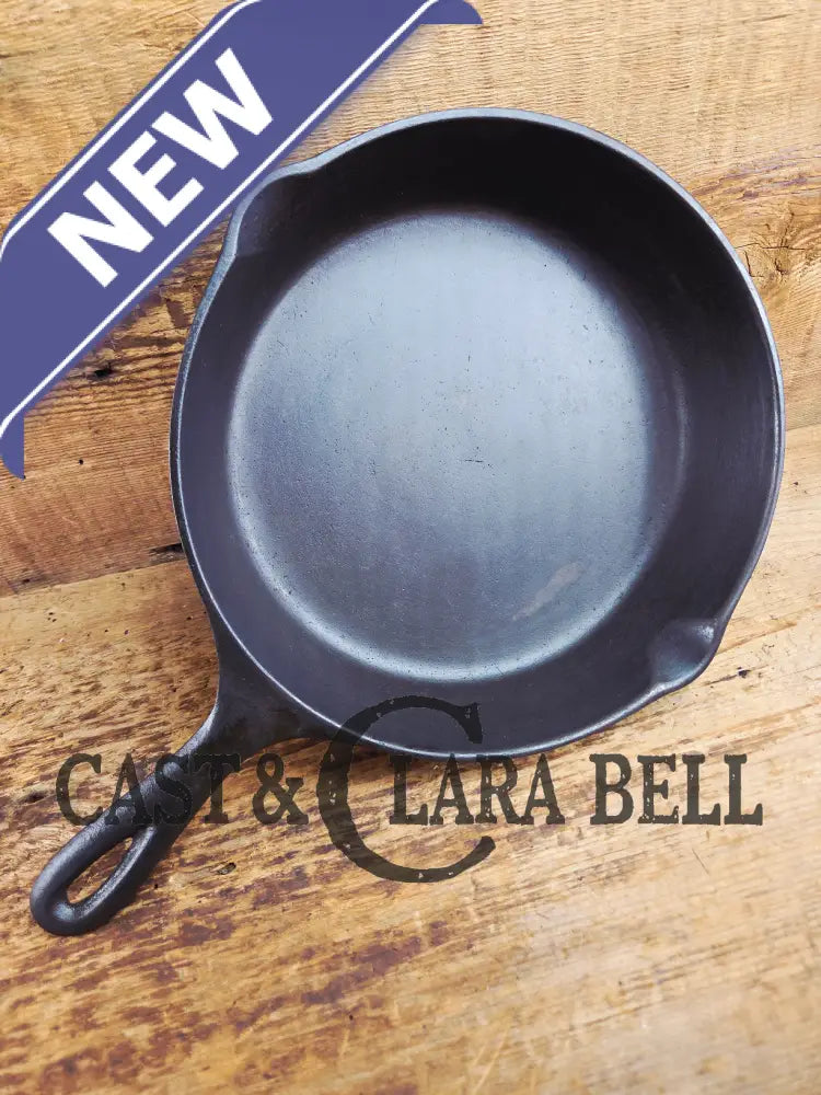 Gorgeous 1940’s Lodge #6 Skillet with 3-Notch Heat Ring. Perfect for the whole family perfect for sauté and sides