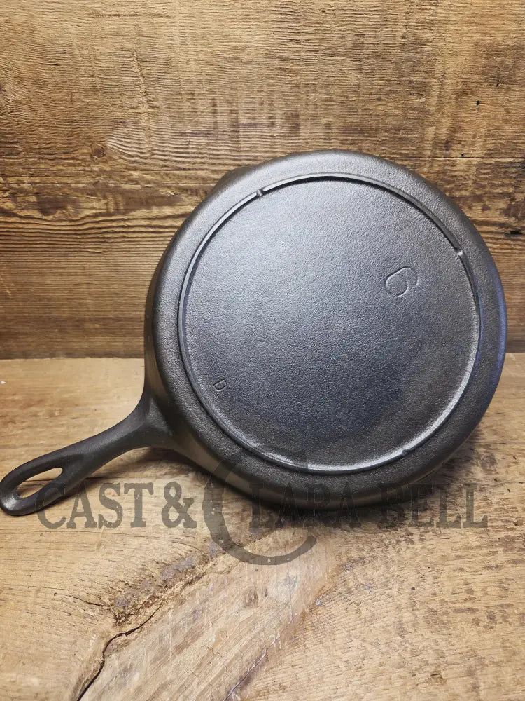 Gorgeous 1940βs Lodge #6 Skillet with 3-Notch Heat Ring. Perfect for the whole family perfect for saute and sides