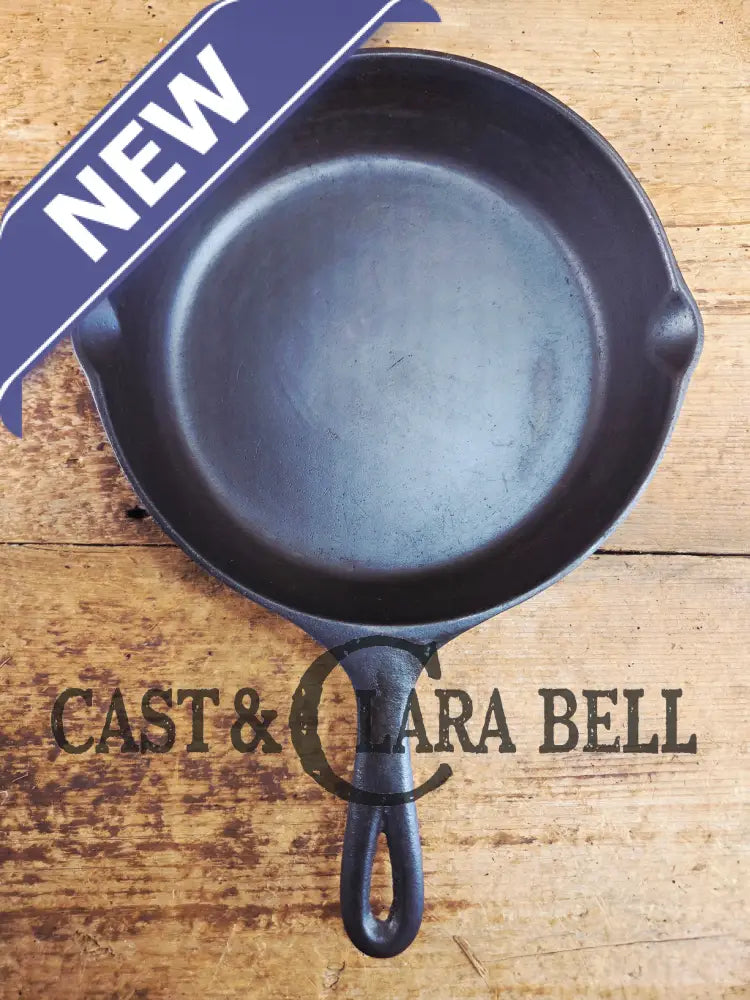 Gorgeous 1940’s Lodge #6 Skillet with 3-Notch Heat Ring. Perfect for the whole family perfect for sauté and sides