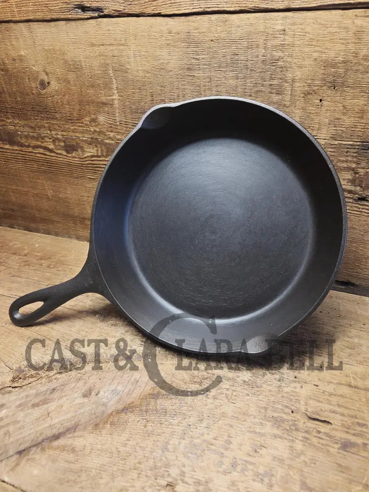Gorgeous 1940βs Lodge #6 Skillet with 3-Notch Heat Ring. Perfect for the whole family perfect for saute and sides
