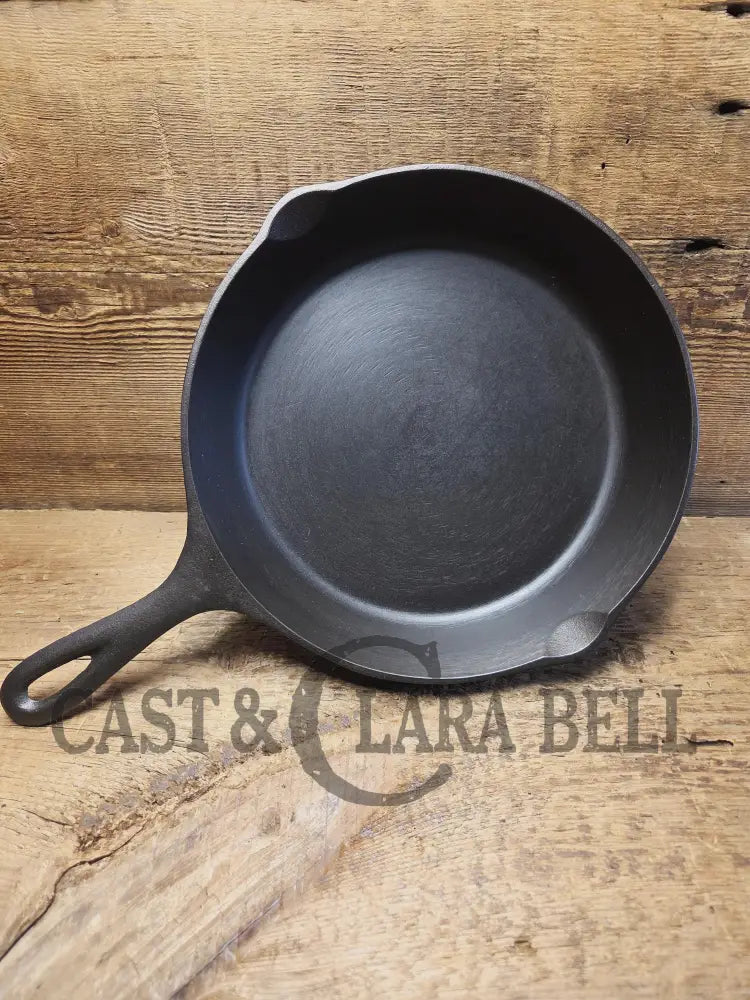 Gorgeous 1940βs Lodge #6 Skillet with 3-Notch Heat Ring. Perfect for the whole family perfect for saute and sides
