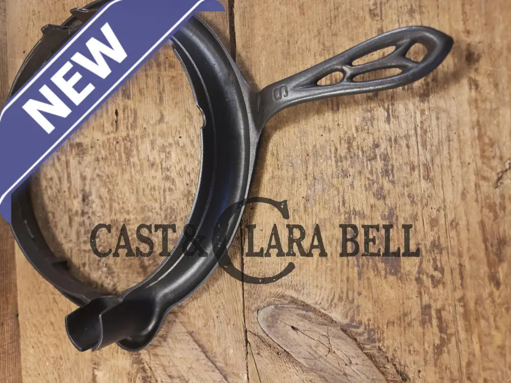 Gorgeous and the biggest made! Hard to Find 1930’s Griswold #9! waffle iron with short base. 316/317 Paddles matching