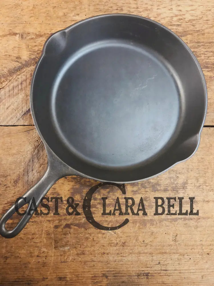 Gorgeous and unique! 1930βs era Griswold #8 Cast Iron Skillet with Heat Ring 755. Similar to the Victor design. Great