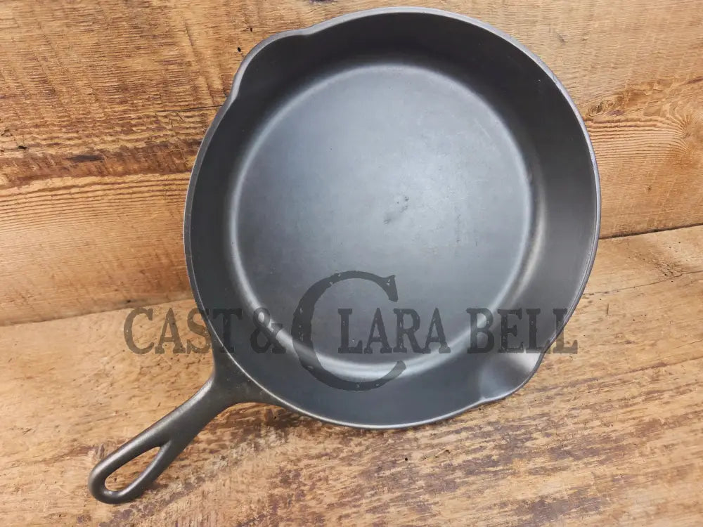 Gorgeous and unique! 1930βs era Griswold #8 Cast Iron Skillet with Heat Ring 755. Similar to the Victor design. Great